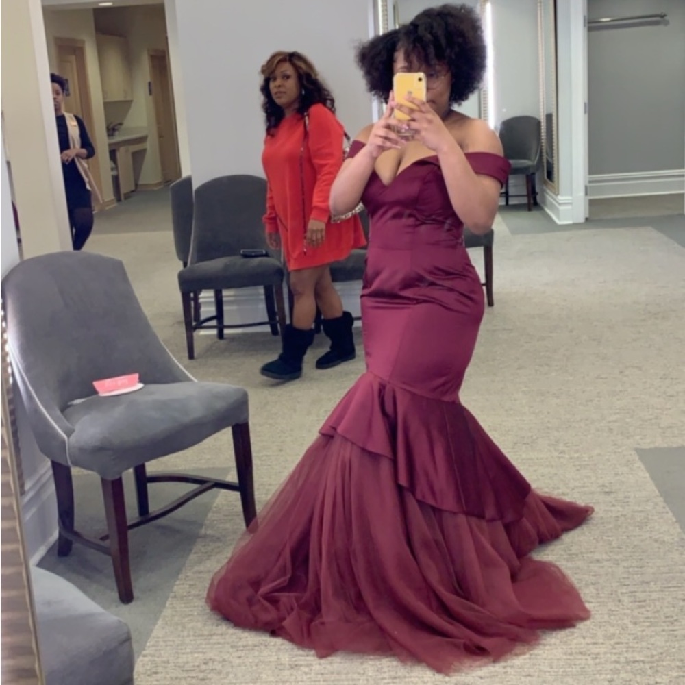 Gently used burgundy prom dress. Only been worn once!